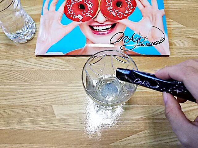 魔女のごほうびをコップに入れる2