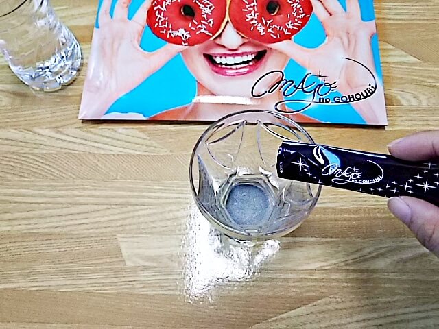 魔女のごほうびをコップに入れる5