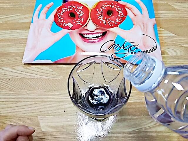 魔女のごほうび水で溶かして飲む2