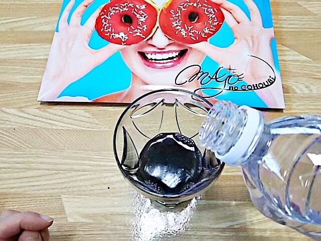 魔女のごほうび水で溶かして飲む4